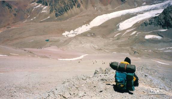 Pausa para descanso na subida entre Plaza de Mulas e Nido de Condores, acampamentos ao longo da trilha normal para o cume do Aconcágua, no oeste da Argentina (temporada de 1998/99)